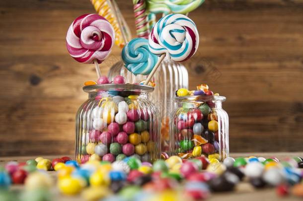 富有色彩的结晶糖采用罐子向表向口香糖杂乱