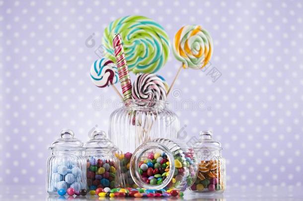 富有色彩的棒糖和不同的有色的圆形的c和y和<strong>口香糖</strong>balancing平衡