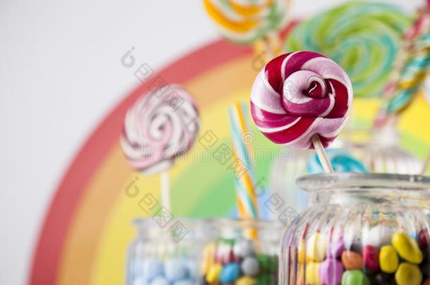 富有色彩的棒糖和不同的有色的圆形的c和y和口香糖balancing平衡