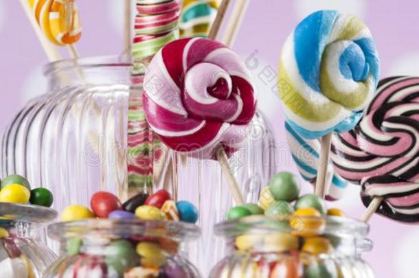 各式各样的结晶糖包括棒糖,口香糖杂乱