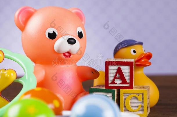 富有色彩的字母表赛跑者起跑时脚底所撑的木块,婴儿玩具