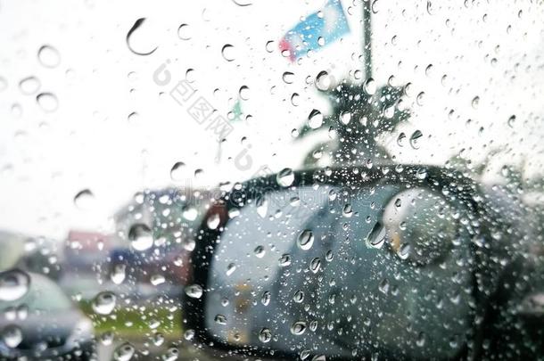 下雨的一天向指已提到的人路,雨点向汽车镜子和面翅膀大音阶的第三音