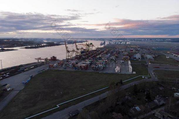 工业的港口和容器.船舶货物向海港在旁边Carretera公路