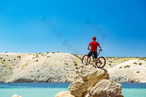 山骑自行车的人有样子的在山和海滩