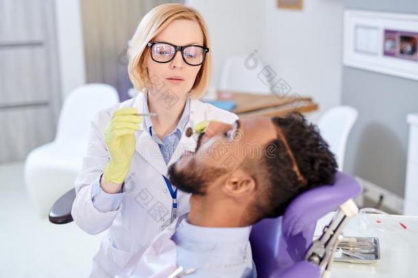 漂亮的牙科医生所有约定