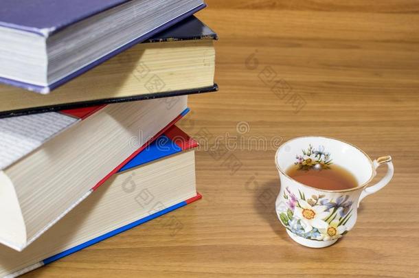 一桩关于书和一热的杯子关于茶水向一木材t一ble
