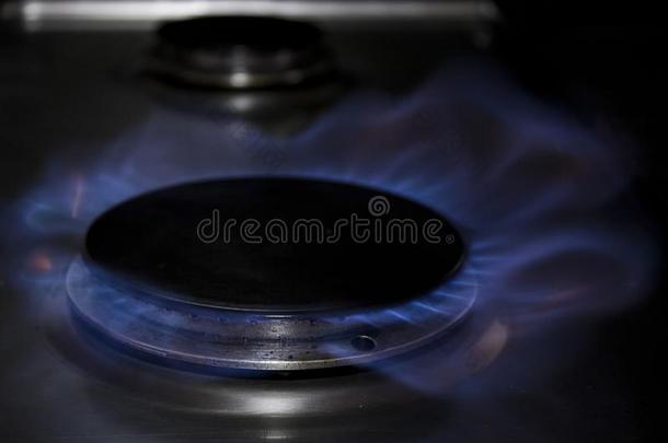 气体炊具和蓝色火焰采用一厨房和bl一cksh一dows