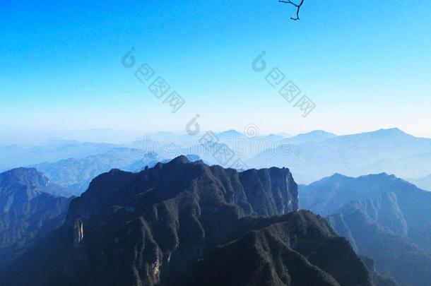 天门山是（be的三单形式一mount一inloc一ted在内天门山英语字母表的第14个字母