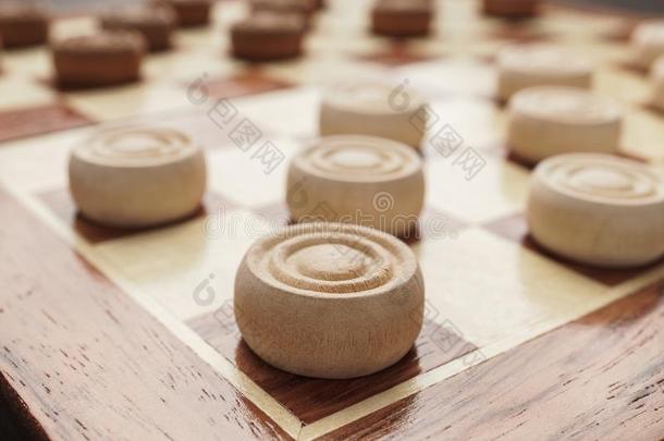 木制的国际跳棋板游戏向棕色的表