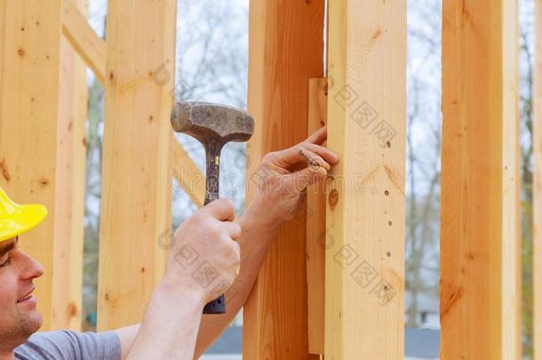 一建筑物一天体力劳动者运送的木材梁.一uthenticconstruct建造