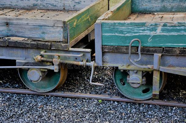 老的木制的被放弃的火车客车厢