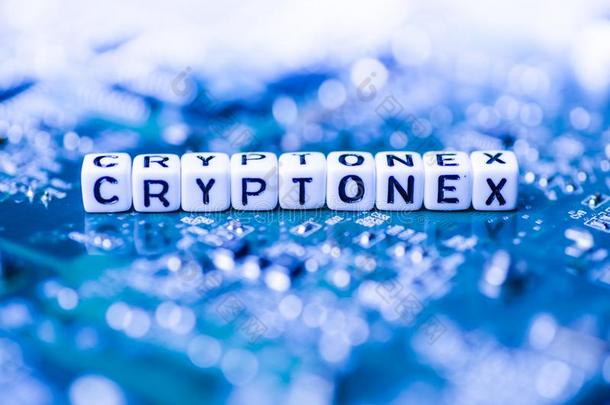 单词CRYPTONEX成形的在旁边字母表赛跑者起跑时脚底所撑的木块向母亲加密货币