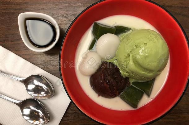顶看法关于绿色的茶水日本<strong>抹茶冰淇淋</strong>铲和红色的豆糯米团