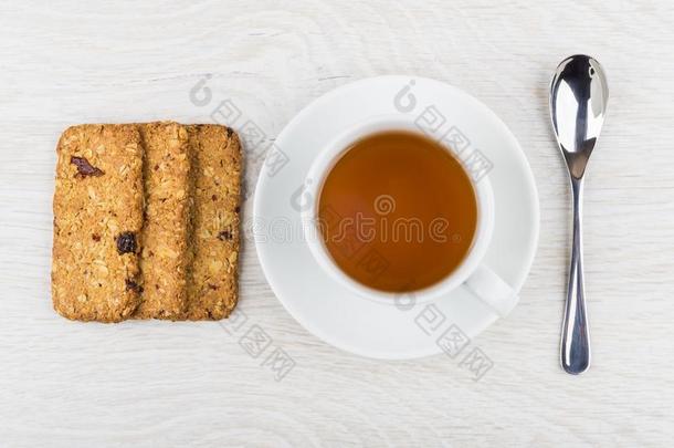 很少的甜饼干-牛奶什锦早餐,杯子关于茶水向茶杯托,茶水spo向