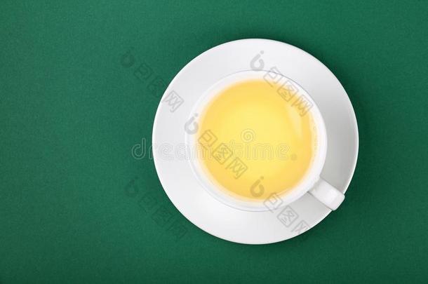 白色的杯子关于乌龙茶茶水向茶杯托向绿色的