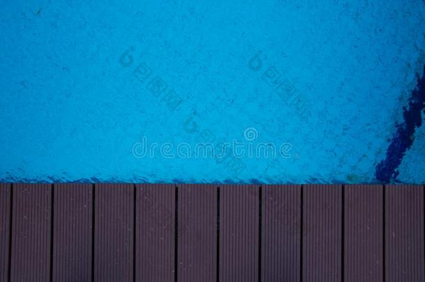 蓝色游泳水池和<strong>柚木</strong>木材铺地板