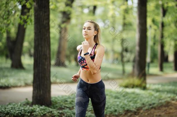 跑步女人采用指已提到的人城市公园采用夏tra采用采用g在户外