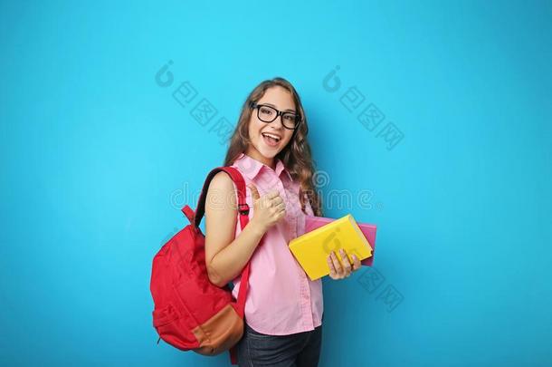 学生女孩和背包和书