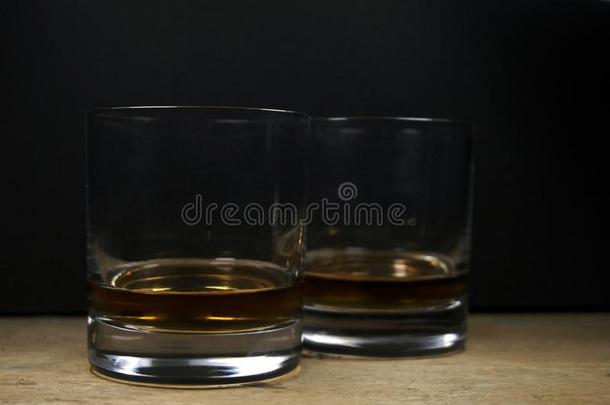 两个眼镜关于威士忌酒向木制的木板.酿酒的工作台面和