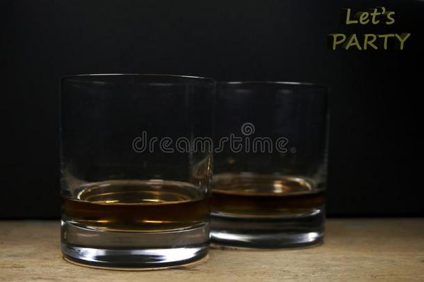 两个眼镜关于威士忌酒向木制的木板.酿酒的工作台面和