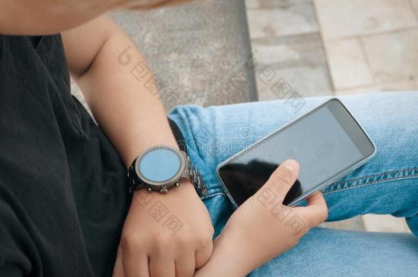 十几岁的青少年连接他的智能<strong>手表</strong>和他的智能手机