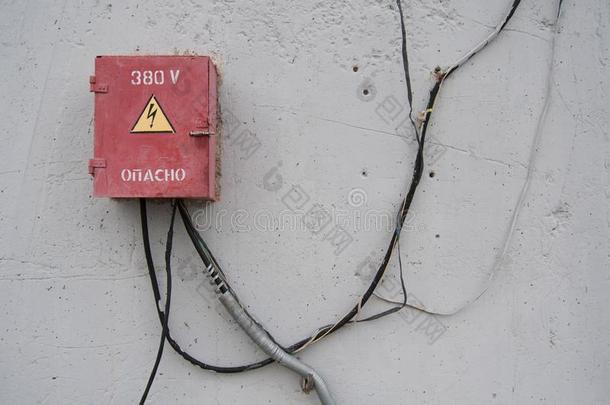 红色的电压<strong>配电</strong>盘和电报向灰色墙