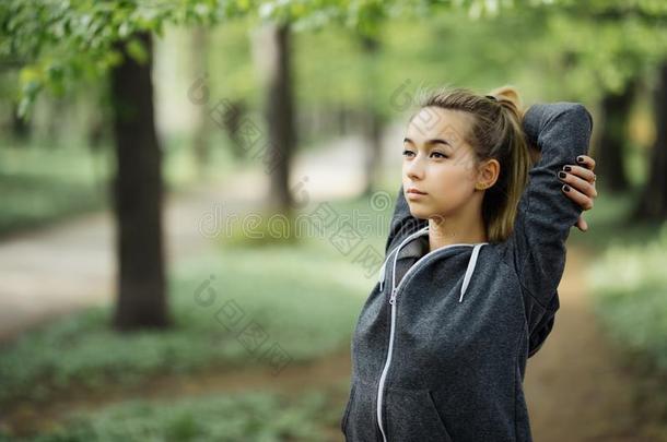 特写镜头肖像关于内容年幼的有魅力的女人使人疲乏的运动