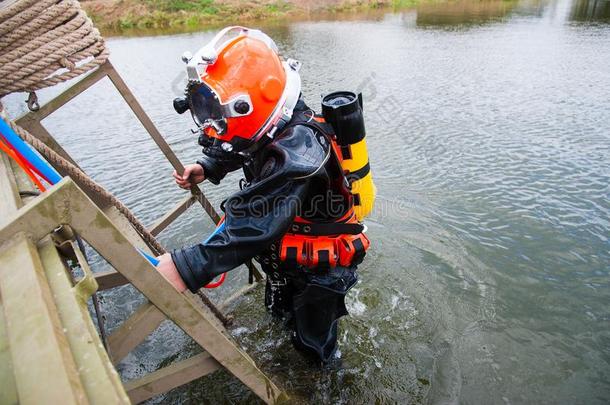 潜水员采用一div采用g一套外衣一nd头盔re一dy向潜水