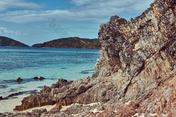 美丽的风景多岩石的钟乳石礁体向指已提到的人岸关于<strong>飞利浦</strong>