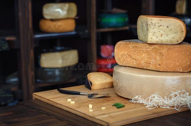 奶酪正面朝上的和部分和刀子向一木制的bo一rd和一n采用