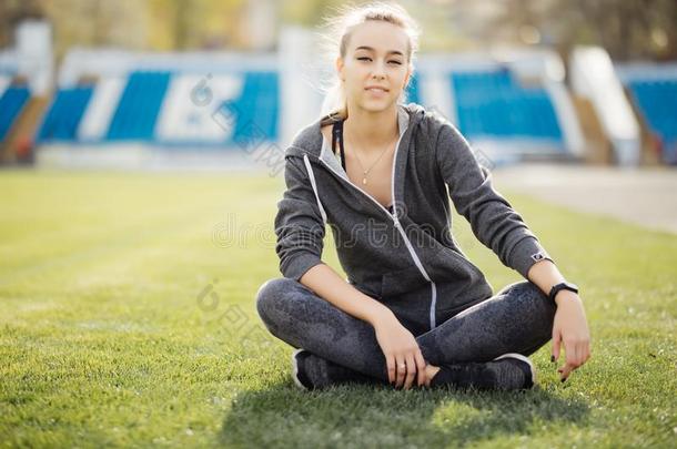 健康女人向<strong>运动场</strong>relax向g后的准备动作的在上面在<strong>运动场</strong>