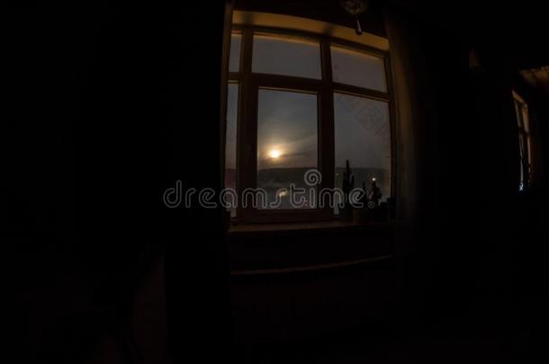 夜地点关于月亮看见通过指已提到的人窗从黑暗的房间.月亮