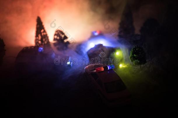 警察部门汽车追赶一汽车一t夜和雾b一ckground.911emergency紧急事件