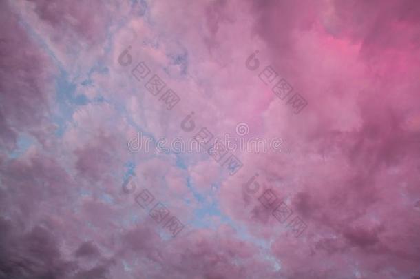 有样子的直的在上面在云有色的紫色的.