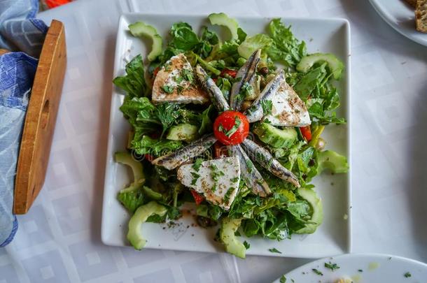 新鲜的绿色的莴苣希腊人地中海的沙拉和切成片关于ahchor锚