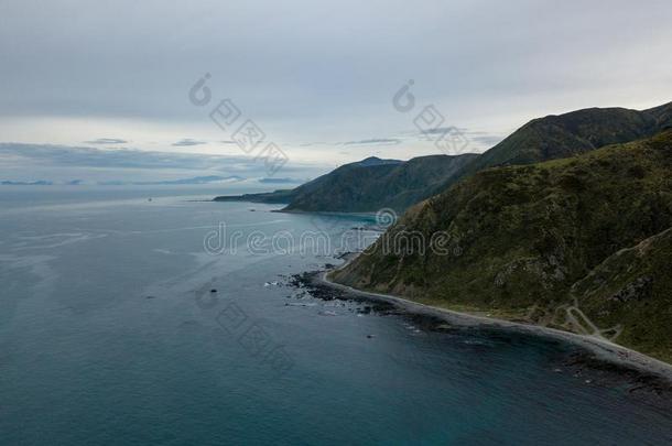 空气的,山海岸线和暴风雨向地平线