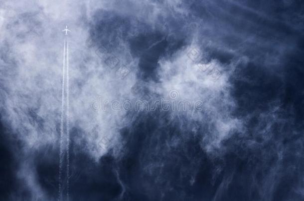 喷嘴水平和水汽足迹出行直的在上面穿过一多云的D字形马具