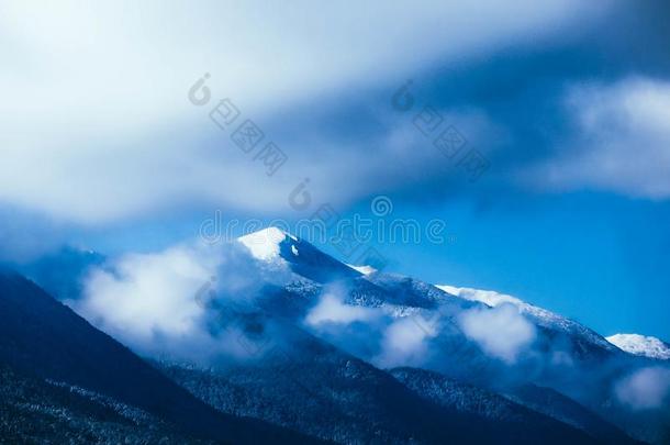 美丽的有雾的<strong>山高</strong>的<strong>山峰</strong>大量的和雪和冰.