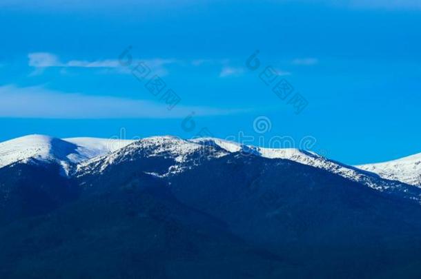 山雪山峰,美丽的自然的冬背景幕布.冰顶英语字母表的第15个字母