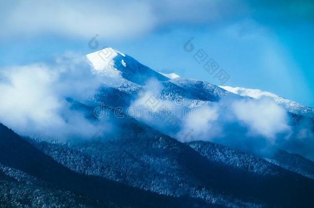 美丽的有雾的<strong>山高</strong>的<strong>山峰</strong>大量的和雪和冰.