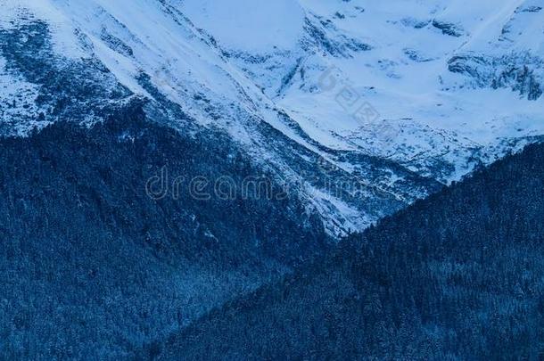 山雪山峰,美丽的自然的冬背景幕布.冰顶英语字母表的第15个字母