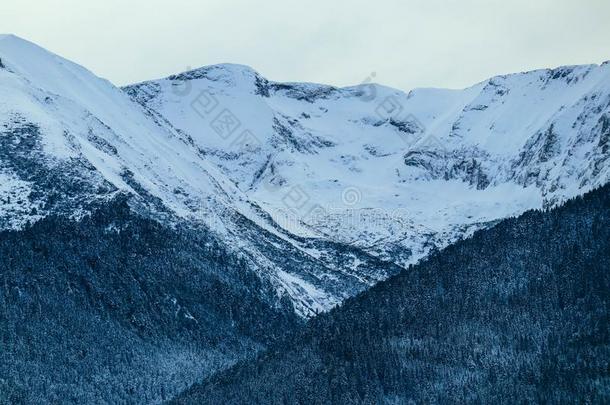 山雪山峰,美丽的自然的冬背景幕布.冰顶英语字母表的第15个字母