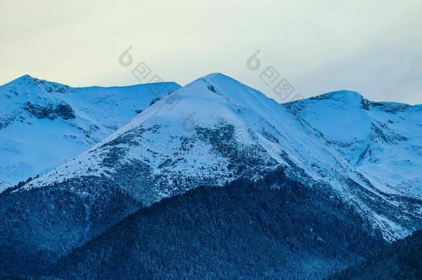 山雪山峰,美丽的自然的冬背景幕布.冰顶英语字母表的第15个字母