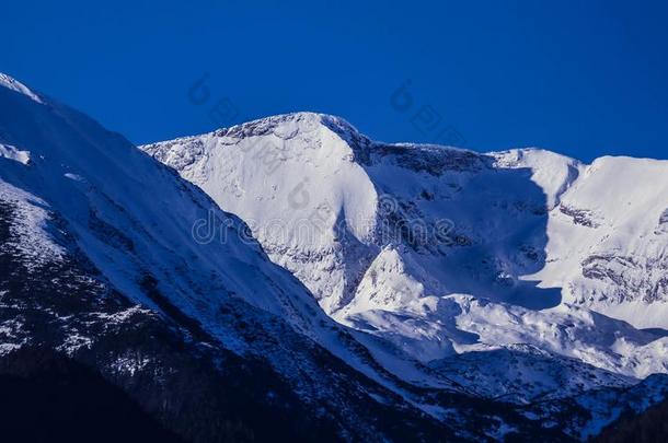 山雪山峰,美丽的自然的冬背景幕布.冰顶英语字母表的第15个字母