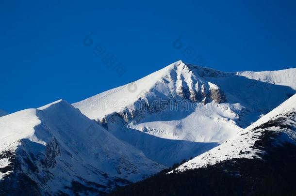 山雪山峰,美丽的自然的冬背景幕布.冰顶英语字母表的第15个字母