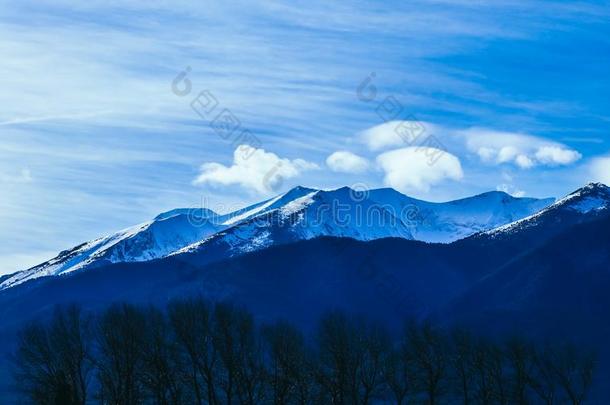 山雪山峰,美丽的自然的冬背景幕布.冰顶英语字母表的第15个字母