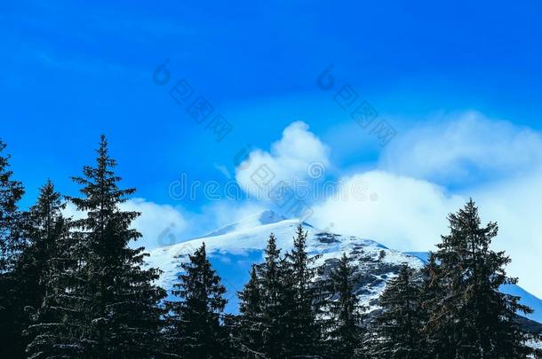 山雪山峰,美丽的自然的冬背景幕布.冰顶英语字母表的第15个字母