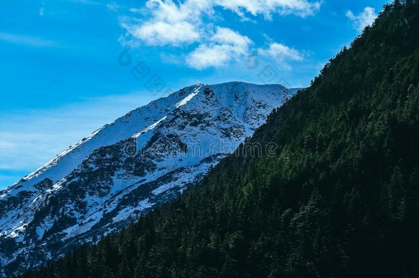 山雪山峰,美丽的自然的冬背景幕布.冰顶英语字母表的第15个字母