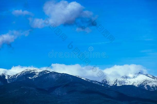 山雪山峰,美丽的自然的冬背景幕布.冰顶英语字母表的第15个字母