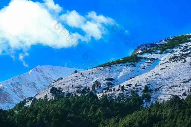 山雪山峰,美丽的自然的冬背景幕布.冰顶英语字母表的第15个字母